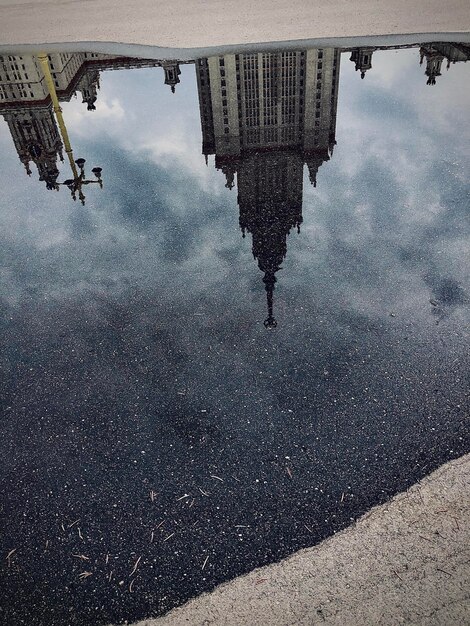 Foto reflexión de los edificios en el charco