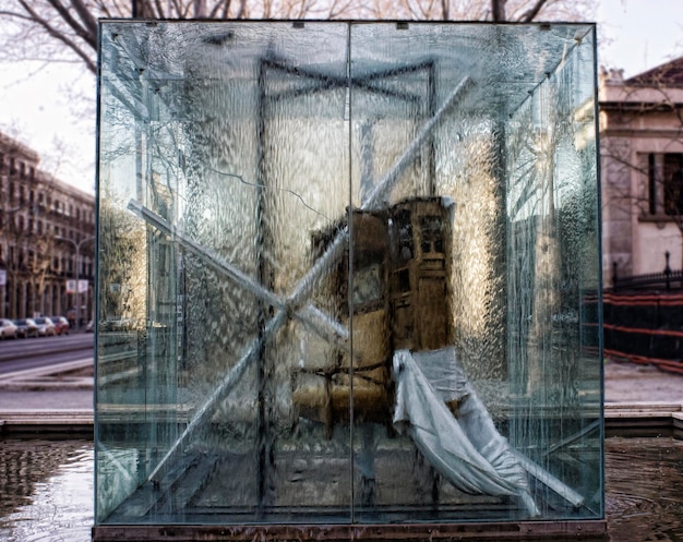 Foto reflexión de los edificios en el charco