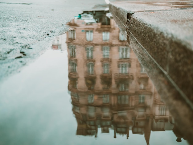 Foto reflexión de los edificios en el charco