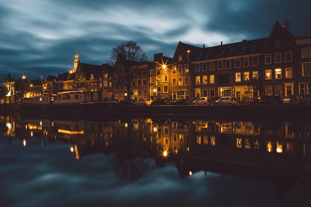 Reflexión de edificios iluminados en el agua por la noche
