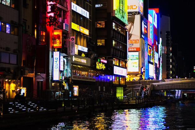 Reflexión de edificios iluminados en el canal por la noche