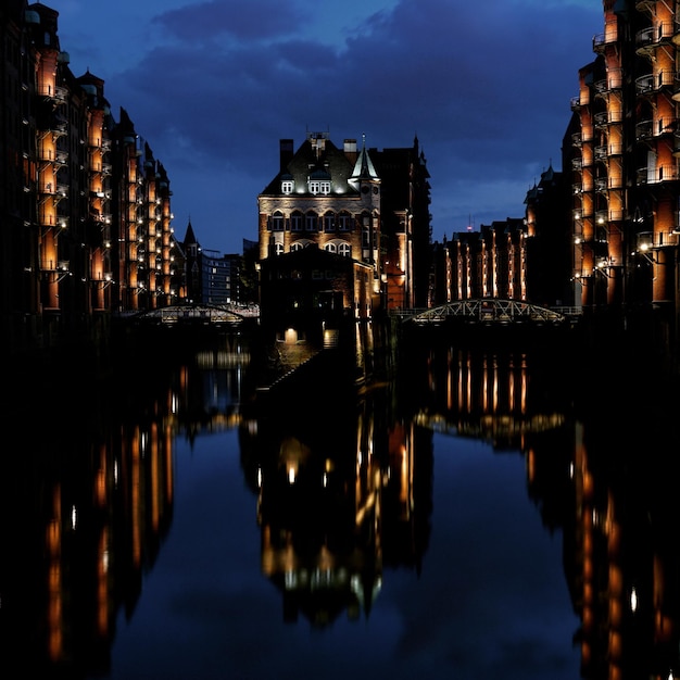 Reflexión de los edificios en el lago por la noche