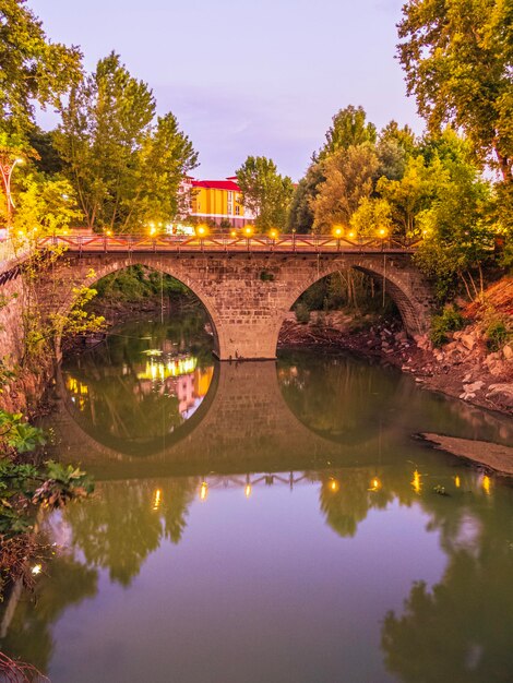 Foto reflexión de los edificios en el lago