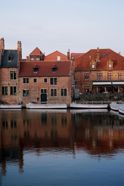 Foto reflexión de los edificios en el río brugge, bélgica