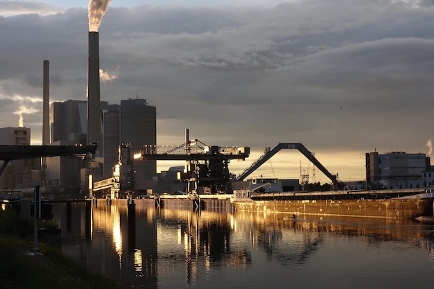 Reflexión de los edificios en el río