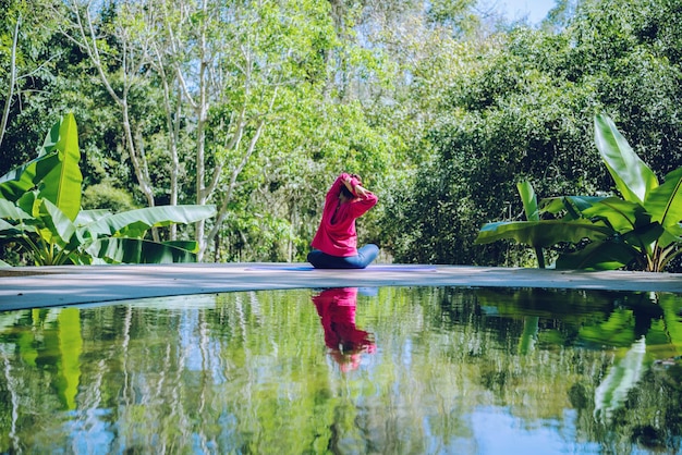 Reflexion einer Frau auf dem See gegen Bäume