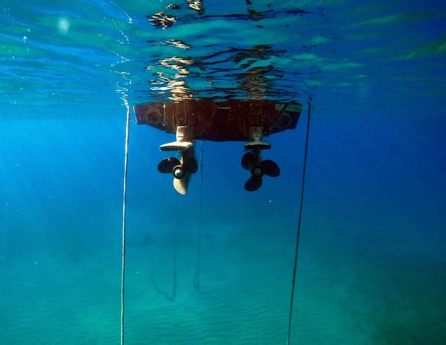 Foto reflexion einer person, die im schwimmbad schwimmt