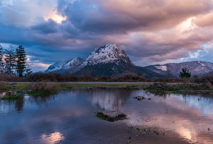 Foto reflexion eines berges im wasser