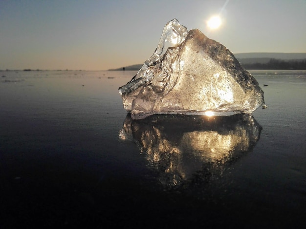 Reflexion eines Eiskörpers gegen den Himmel