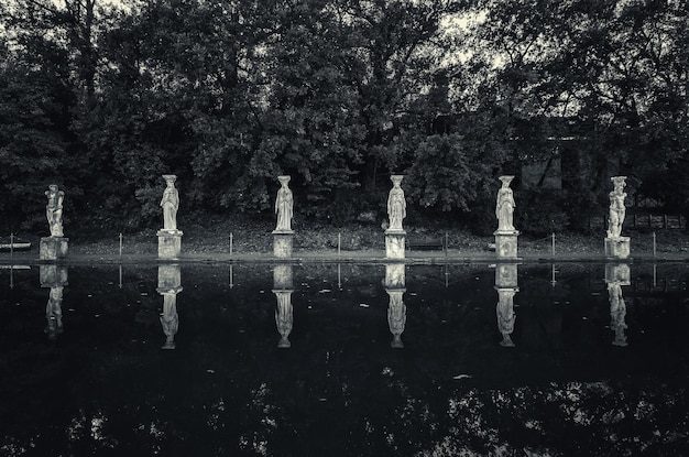 Reflexión de las estatuas en el lago