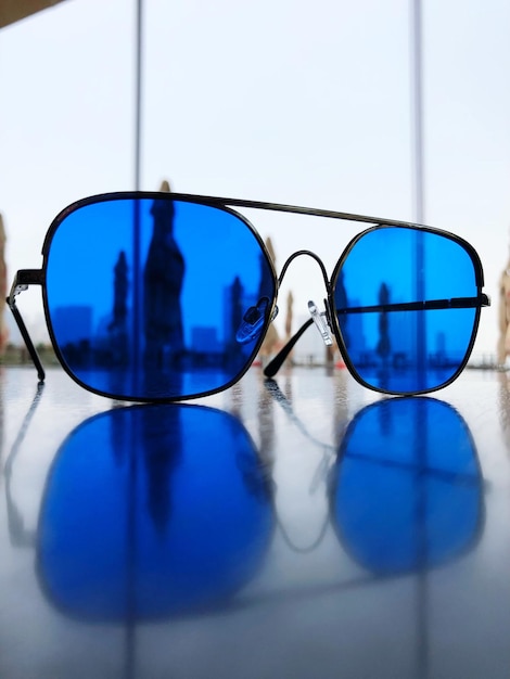 Foto reflexión de las gafas de sol en el vidrio