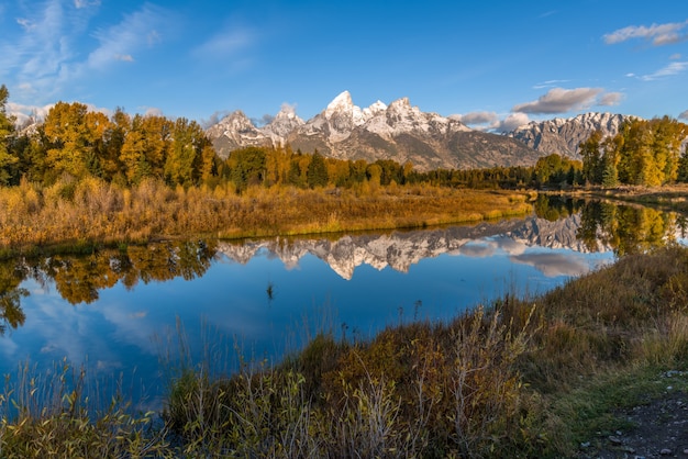 Reflexión de Grand Tetons en el río Snake