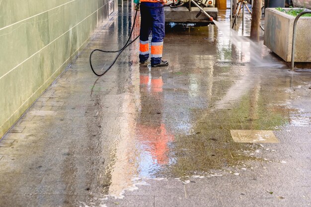 Foto reflexión de un hombre en un charco en la calle