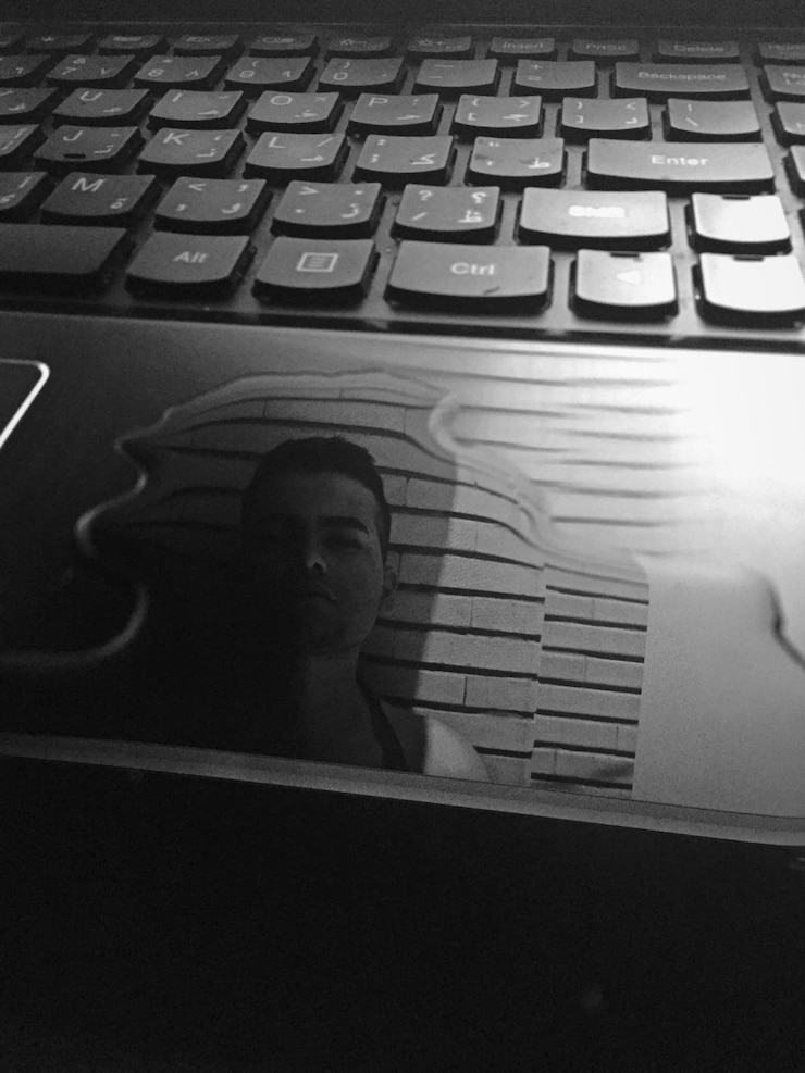 Foto reflexión del hombre en la computadora portátil en casa