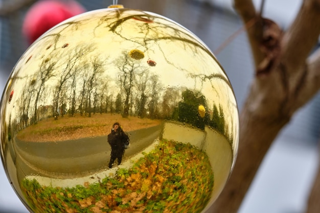 Foto reflexión del hombre en la joya de navidad