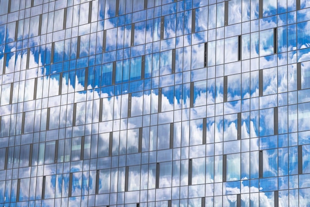 Reflexion im blauen Himmel des Gebäudes mit leichten Wolken