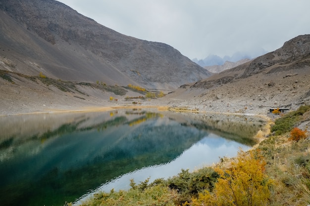 Foto reflexion im wasser des karakoram gebirgszugs am borith see, pakistan.