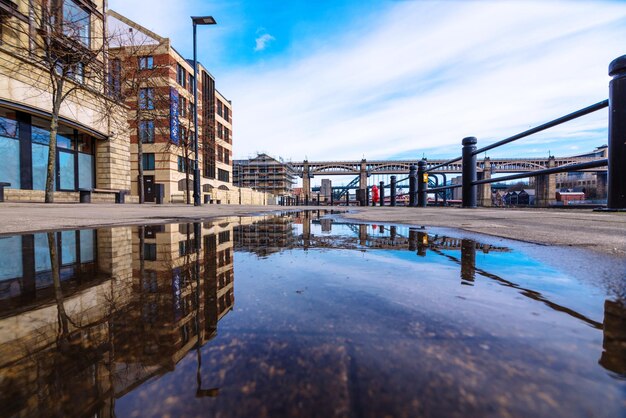 Foto reflexion in der stadt gegen den himmel