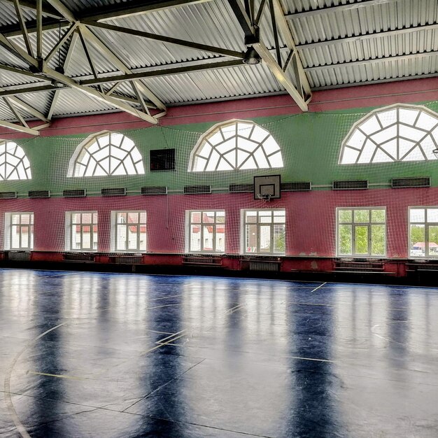 Foto reflexión del interior del edificio en el suelo de azulejos