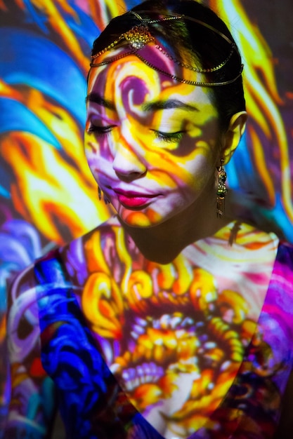 Foto reflexión de luces coloridas en la mujer