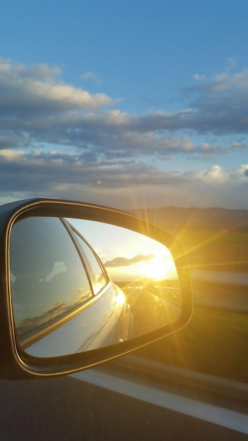 Foto reflexión de la luz solar en el espejo lateral