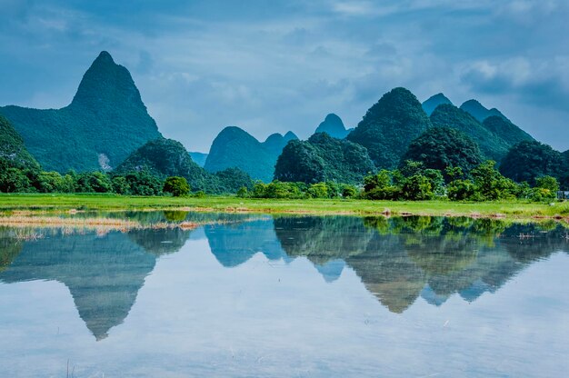 Foto reflexión de la montaña en el lago contra el cielo