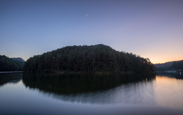 Reflexión de la montaña del mirador en el embalse al atardecer