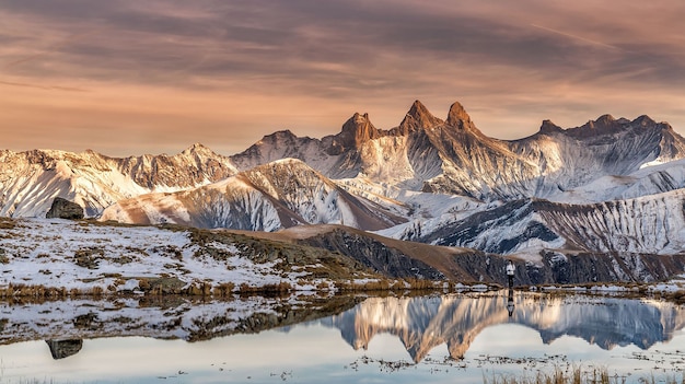 Reflexión de las montañas al atardecer en los Alpes