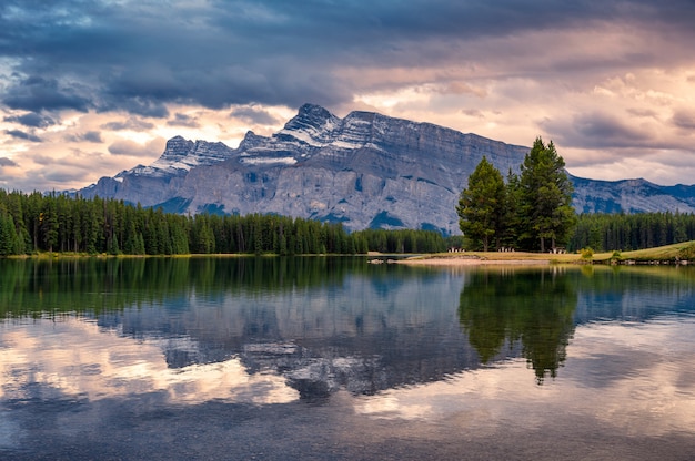 Reflexión del Monte Rundle en el lago Two Jack en la noche en el parque nacional Banff