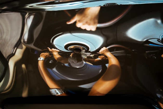 Foto reflexión de una mujer en un coche