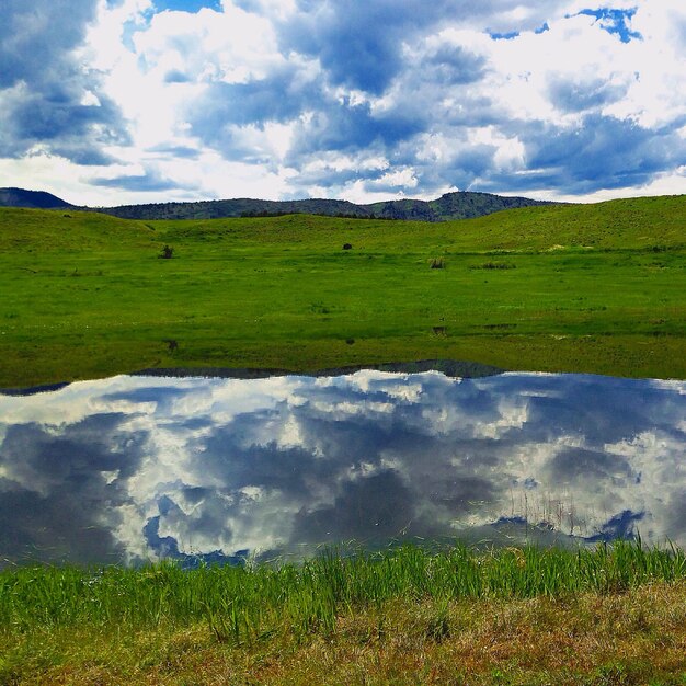 Foto reflexión de las nubes en el canal