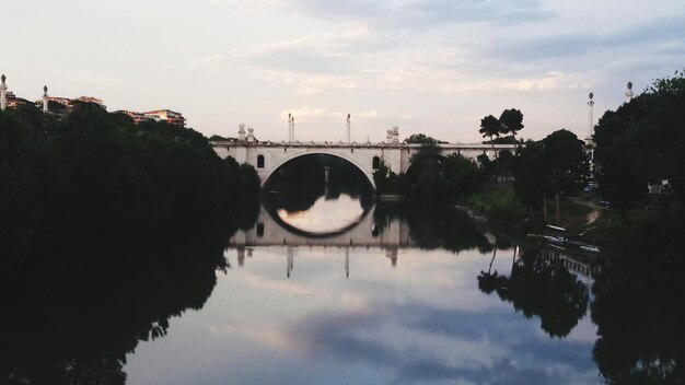 Reflexión del puente en el río