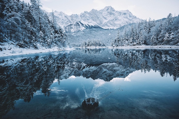 Foto reflexion schneebedeckter berge im see