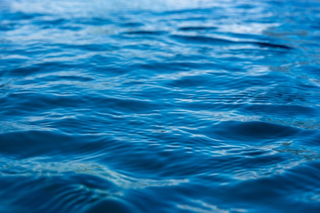 Reflexión de la superficie del agua azul con pequeñas olas
