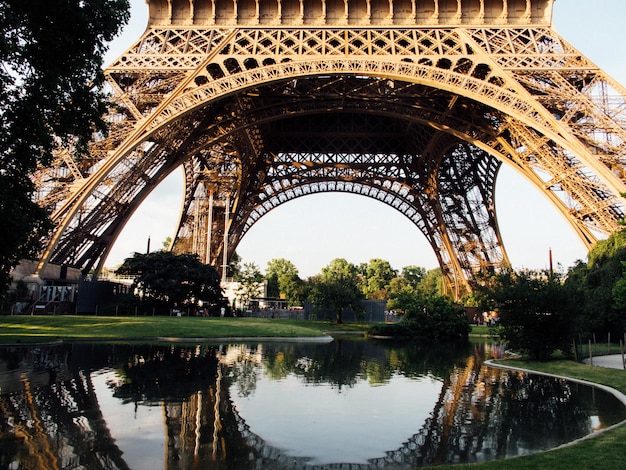 Foto reflexión de la torre effel en el agua