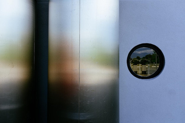 Reflexión de la ventana en la pared de vidrio