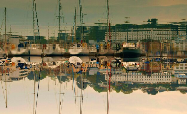 Foto reflexion verankerter segelboote im wasser