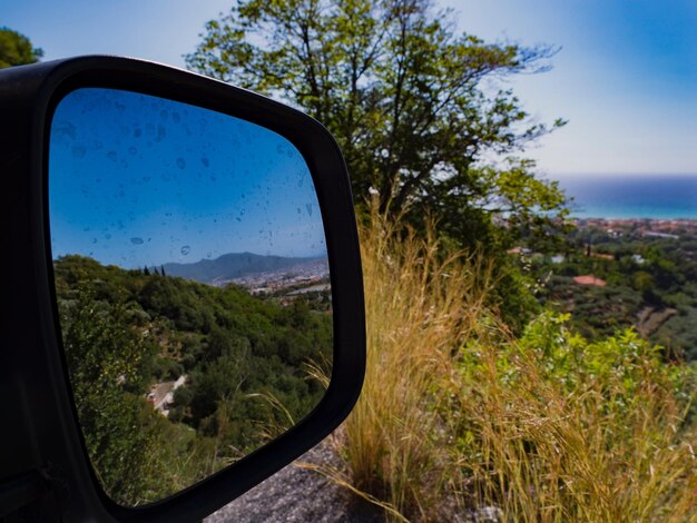 Foto reflexion von bäumen im seitenspiegel