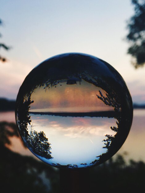 Reflexion von Bäumen in der Landschaft gegen den Himmel