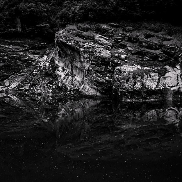 Foto reflexion von felsen in einem ruhigen see