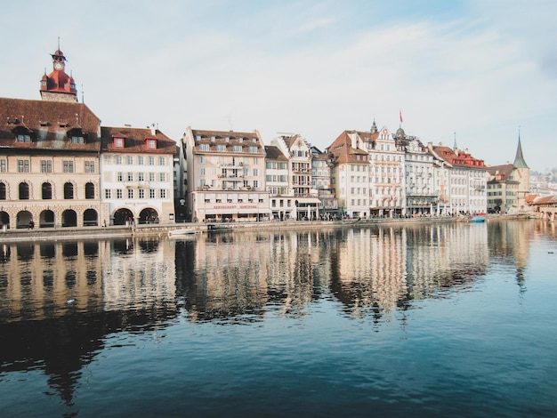 Reflexion von Gebäuden auf dem Fluss gegen den Himmel