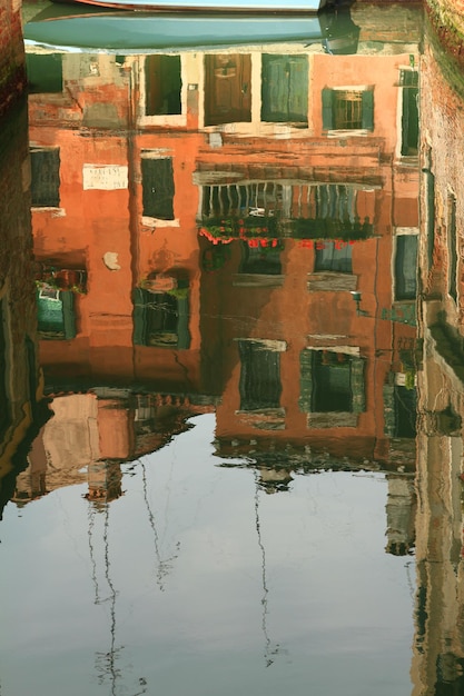 Reflexion von Gebäuden auf dem Wasser in Venedig Italien