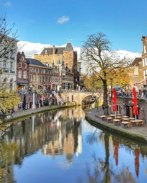 Reflexion von Gebäuden im See gegen den Himmel in der Stadt