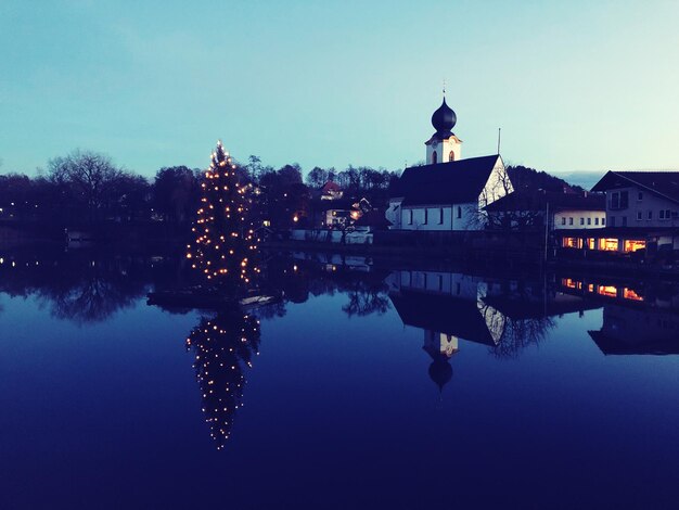 Foto reflexion von gebäuden im see