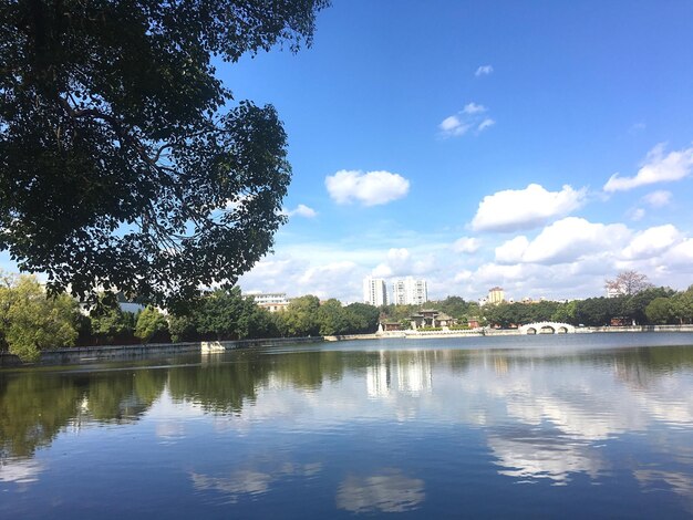 Foto reflexion von gebäuden im see