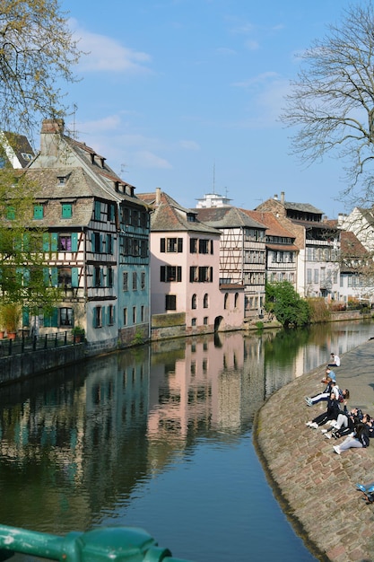 Foto reflexion von gebäuden im wasser