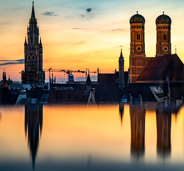 Reflexion von Gebäuden in der Stadt bei Sonnenuntergang