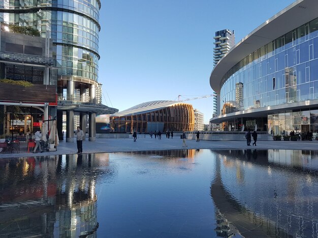 Reflexion von Gebäuden in der Stadt gegen einen klaren Himmel