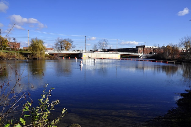 Foto reflexion von gebauten strukturen im wasser