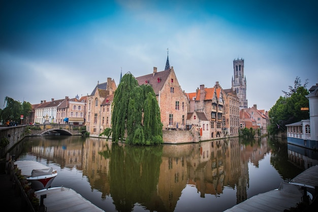 Reflexion von gebauten Strukturen im Wasser